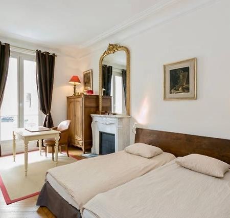 Charming Bedroom Paris Exterior photo