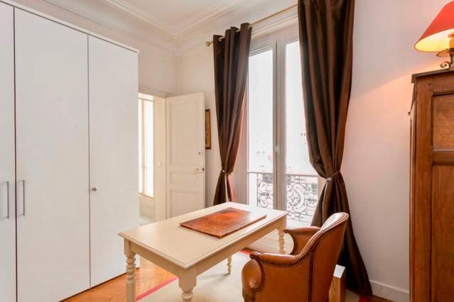 Charming Bedroom Paris Exterior photo