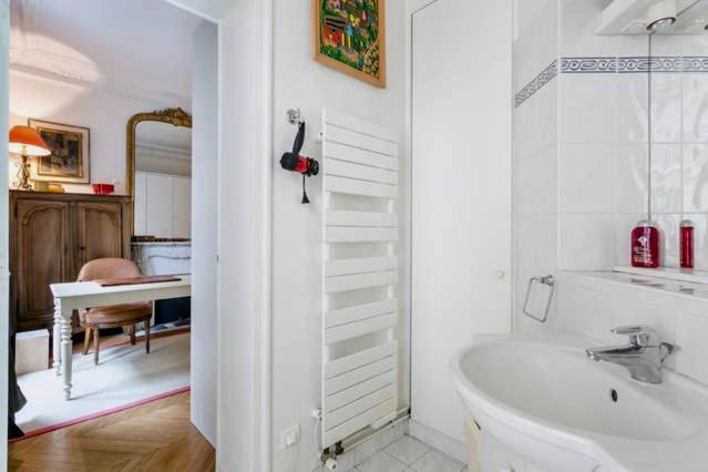 Charming Bedroom Paris Exterior photo