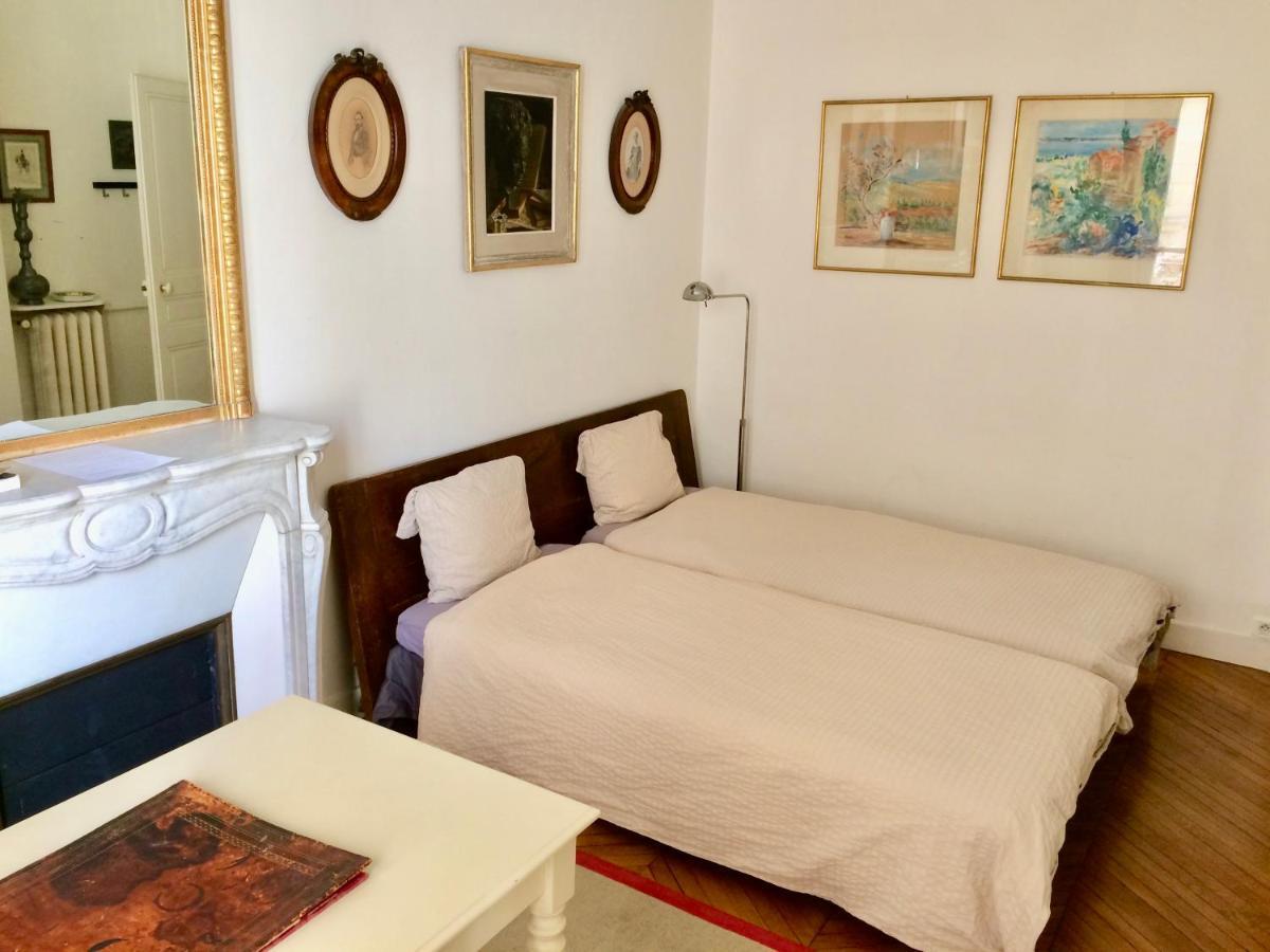 Charming Bedroom Paris Exterior photo