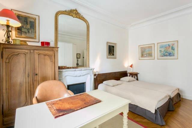 Charming Bedroom Paris Exterior photo
