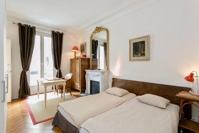 Charming Bedroom Paris Exterior photo