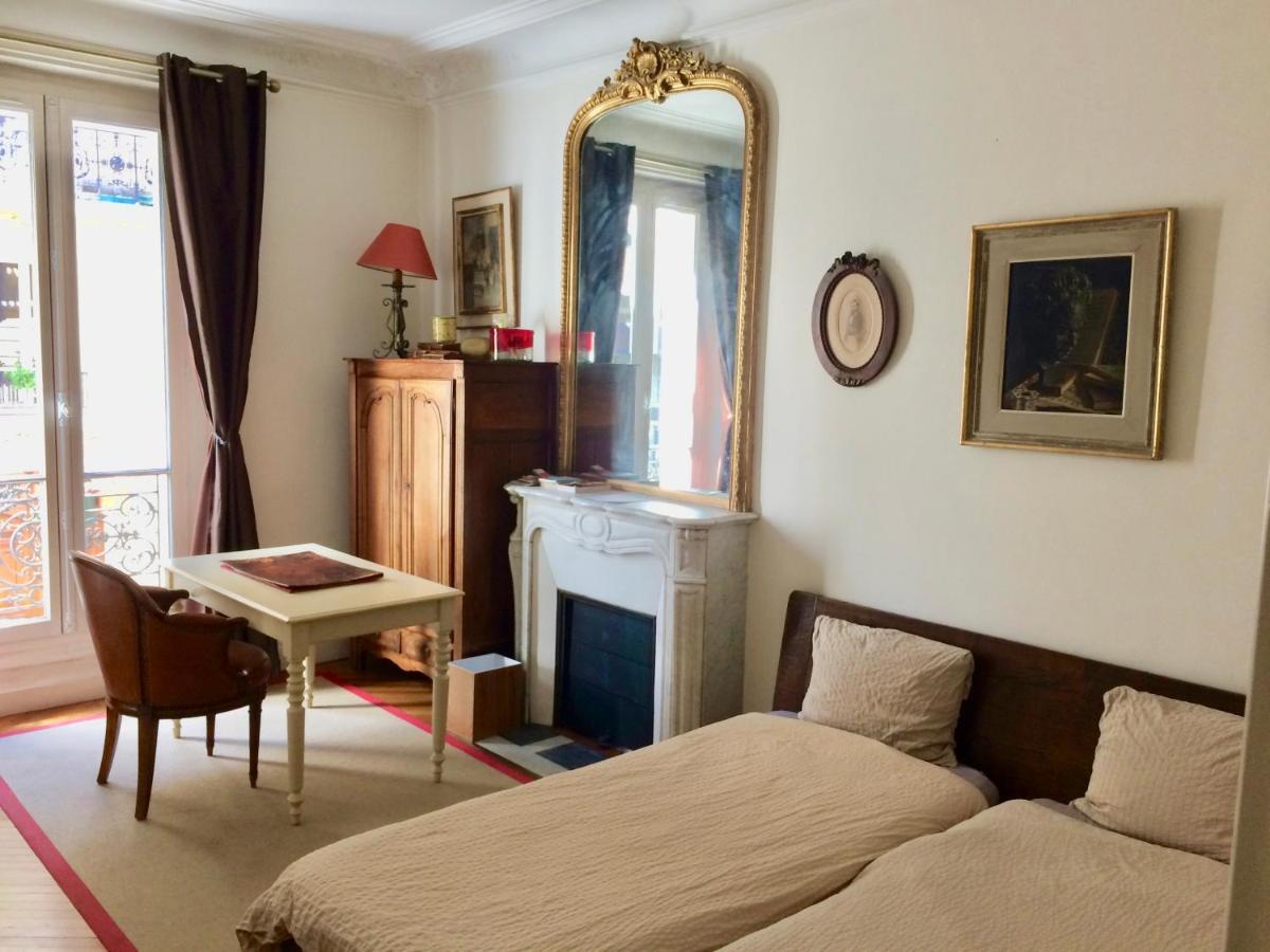 Charming Bedroom Paris Exterior photo